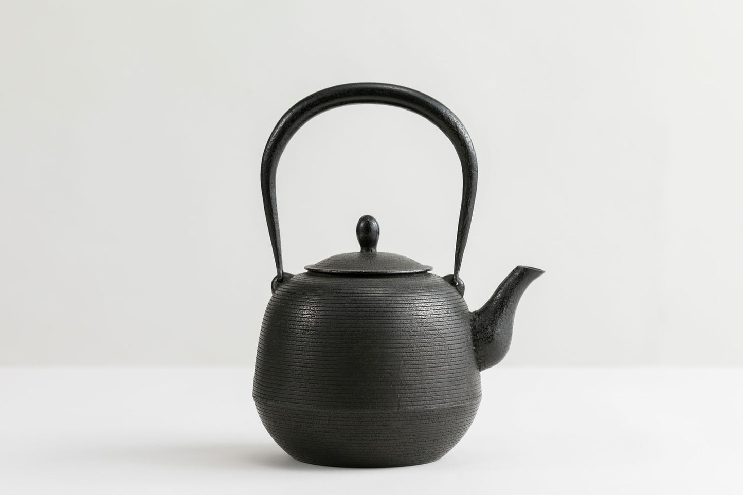 鉄瓶　棗型線引(黒)清茂作
