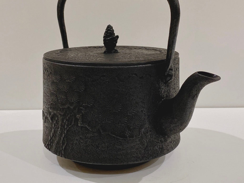 鉄瓶　18型寸同松